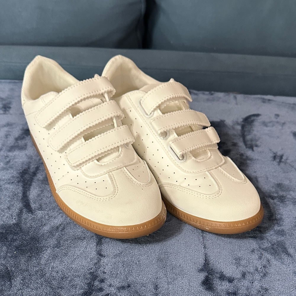 Stylish fashion sneaker